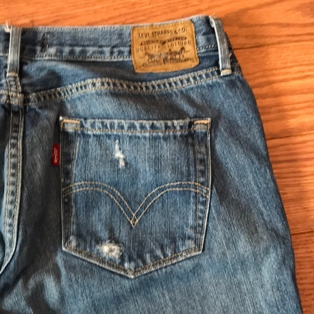 EUC Levi’s distressed boyfriend jeans